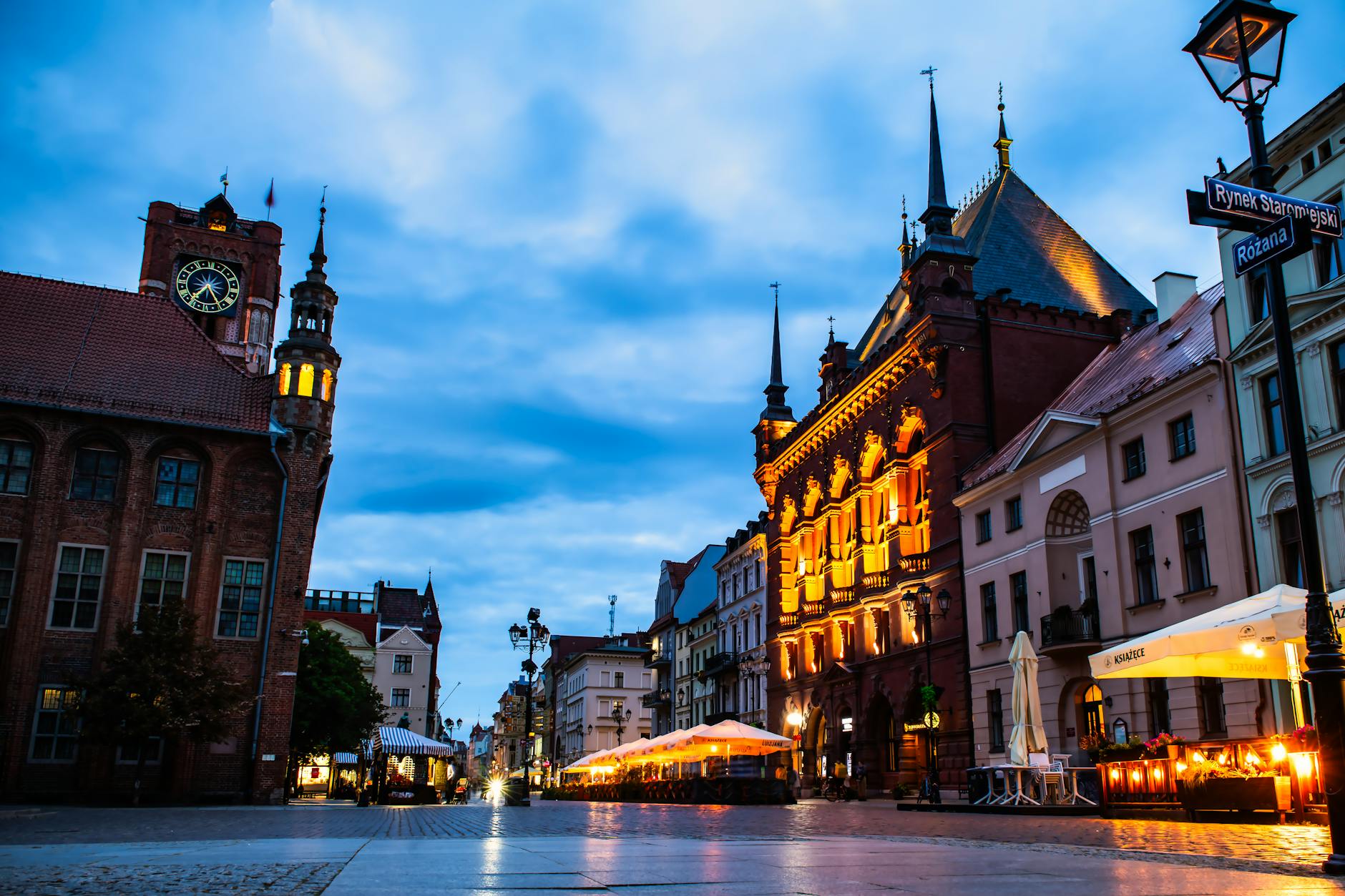 Widok na nowoczesne centrum logistyczne w okolicach Nowego Dworu Mazowieckiego, symbolizujące rozwój rynku pracy.