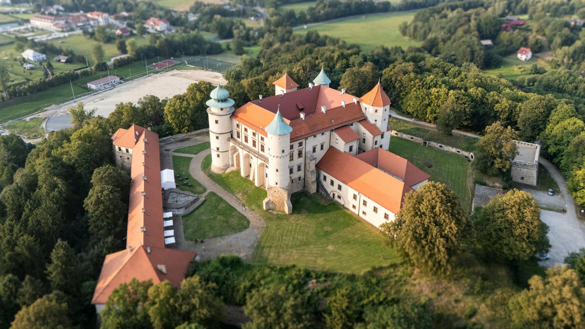 Nowy Dwór Mazowiecki: Inwestycje, bezpieczeństwo i pamięć – co się dzieje?
